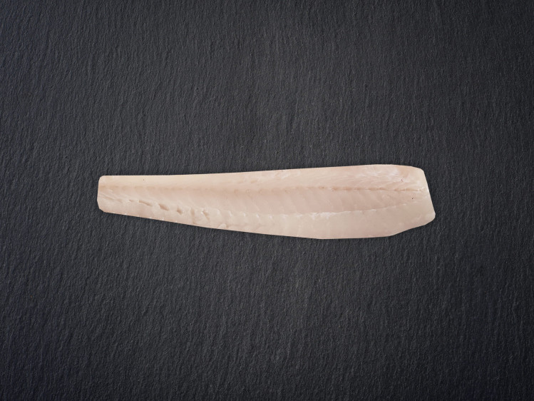 Onze kabeljauw wordt lijngevangen in de wilde, koude wateren in het Hoge Noorden. Kabeljauw is een favoriet in België vanwege zijn grote, witte en stevige filets. De vis heeft een milde, zoete smaak en is veelzijdig in gebruik. Hij is op z'n best tussen januari en april en wordt dan ook vaak gevangen, met goedkope prijzen als gevolg.