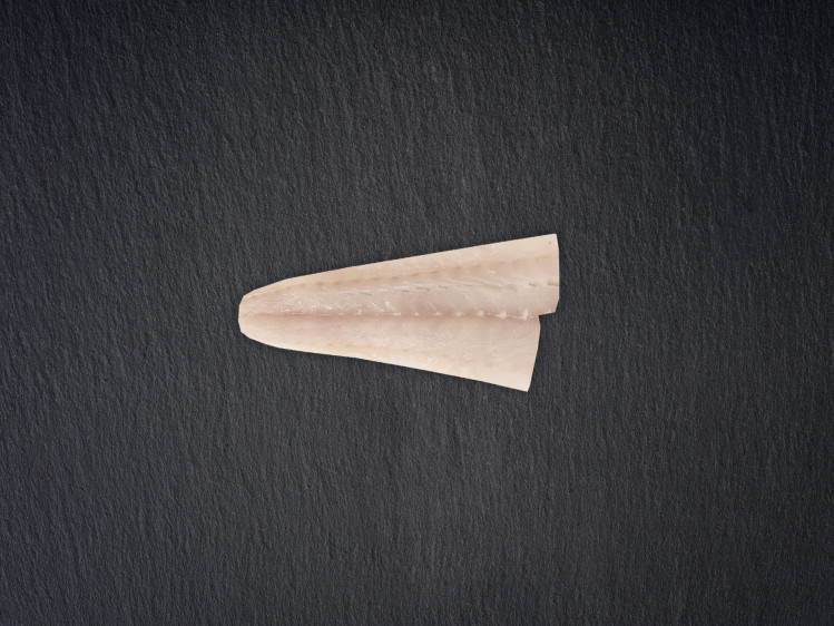 Onze kabeljauw wordt lijngevangen in de wilde, koude wateren in het Hoge Noorden. Kabeljauw is een favoriet in België vanwege zijn grote, witte en stevige filets. De vis heeft een milde, zoete smaak en is veelzijdig in gebruik. Hij is op z'n best tussen januari en april en wordt dan ook vaak gevangen, met goedkope prijzen als gevolg.