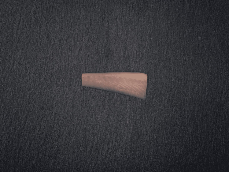 Onze koolvis, gevangen in de kristalheldere wateren van Noorwegen en IJsland, heeft een sappige, witte textuur en een lichtzoete, zilte smaak. In België is deze vis geliefd voor de bereiding van kibbeling. Bovendien is koolvis een uitstekende bron van omega 3-vetzuren, wat het een gezonde keuze maakt.