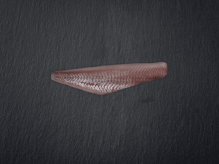 Onze koolvis, gevangen in de kristalheldere wateren van Noorwegen en IJsland, heeft een sappige, witte textuur en een lichtzoete, zilte smaak. In België is deze vis geliefd voor de bereiding van kibbeling. Bovendien is koolvis een uitstekende bron van omega 3-vetzuren, wat het een gezonde keuze maakt.