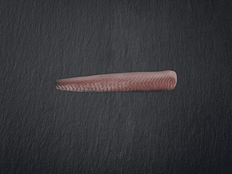 Onze koolvis, gevangen in de kristalheldere wateren van Noorwegen en IJsland, heeft een sappige, witte textuur en een lichtzoete, zilte smaak. In België is deze vis geliefd voor de bereiding van kibbeling. Bovendien is koolvis een uitstekende bron van omega 3-vetzuren, wat het een gezonde keuze maakt.