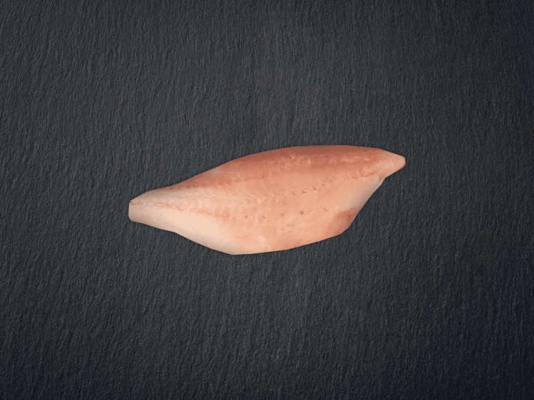Onze roodbaars, lijngevangen in Noorwegen en IJsland, valt op door zijn dieprode schubben en stevige, sappige vlees met een lichtzoete smaak. In België is deze vis populair in 'het vispannetje', een ovengerecht met romige saus en groenten. Leuk weetje: roodbaars kan wel tot 100 jaar oud worden, wat bijdraagt aan zijn rijke, diepe smaak.