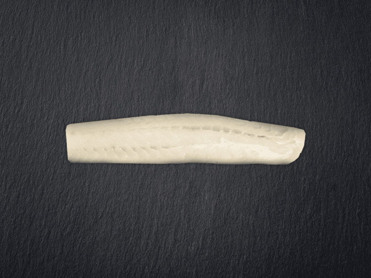 Onze dorade, ook bekend als goudbrasem, wordt gekweekt in netkooien in de Middelandse Zee. Dorade is een baarsachtige en heeft stevig wit vlees met een fijne, delicate smaak. De vis is herkenbaar aan de gouden boog tussen de ogen. Dorade is het hele jaar door stabiel beschikbaar, maar is het populairst in de zomer. Ze is dan ook een lieveling op de barbecue of in de oven met mediterrane kruiden en citroen.