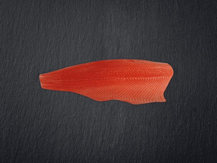 Onze zalm wordt gekweekt in netkooien tussen de wilde Fjorden in het noorden van Noorwegen. Daar krijgen ze veel weerstand van de zee met een stevig en smeuïg vlees als gevolg. Zalm is een forelachtige en wordt gebruikt in een breed scala aan gerechten. Hij kan gegrild, gebakken, gerookt of rauw in sushi en sashimi gegeten worden. Populair voor zowel dagelijkse maaltijden als feestelijke gelegenheden.
