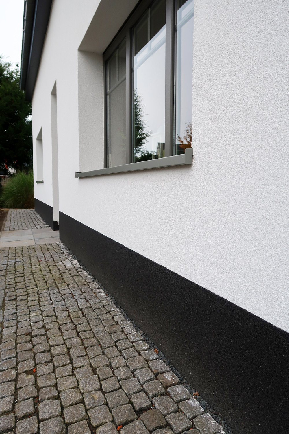 Witte crepi Premium_plint in natursteinputz_afwerking_02