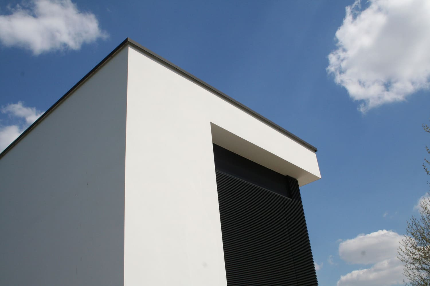 gladpleister-wit-moderne-woning
