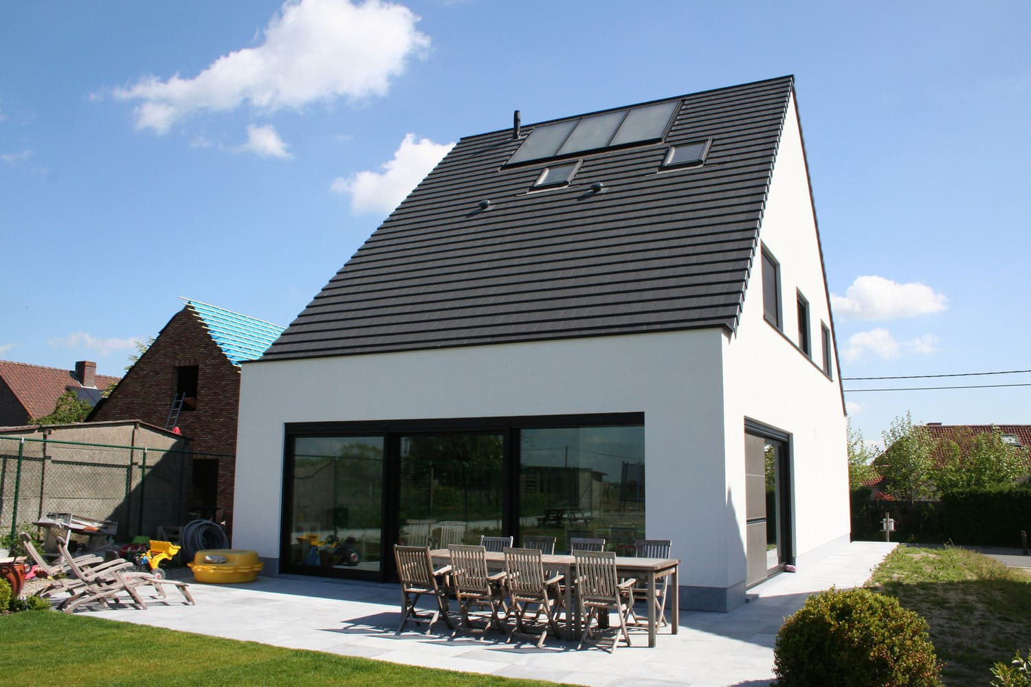 wit-glad klassieke-woning-witte-sierpleister