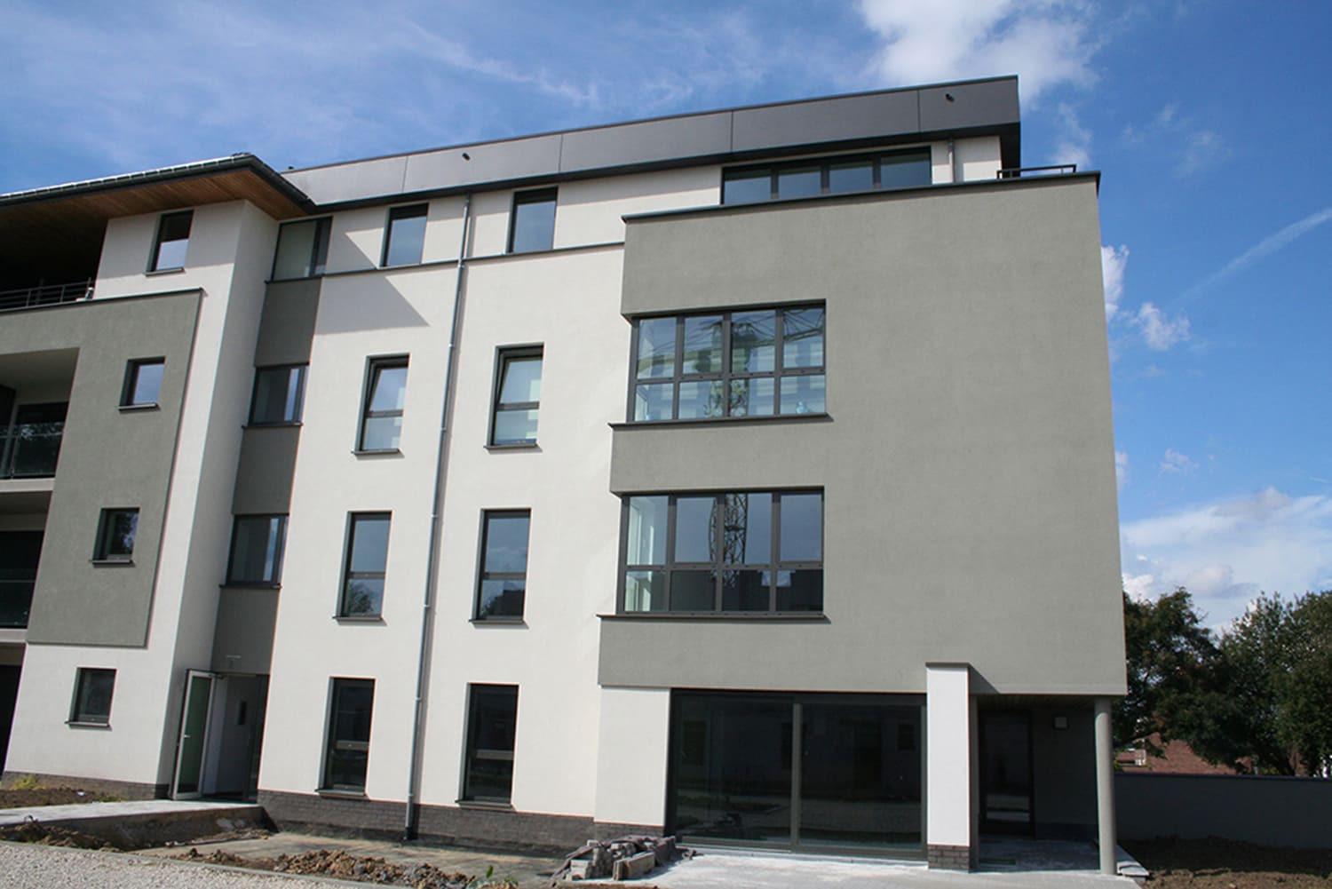 witte-en-grijze-crepi-appartementen